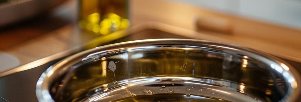 In a medium-sized pot [2 tablespoons of olive oil] is there on induction cooker