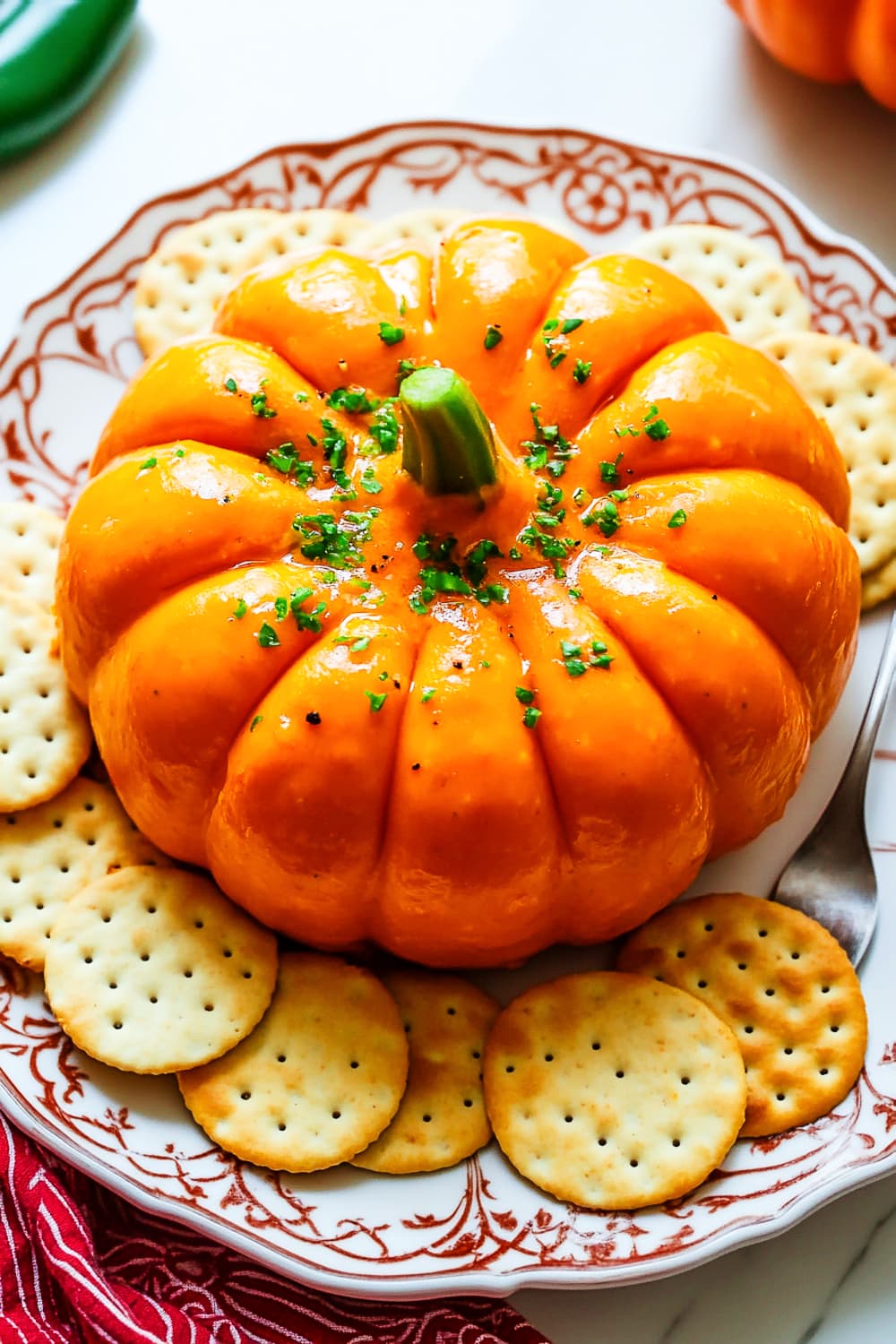 Pumpkin_Cheeseball_Recipe with crackers