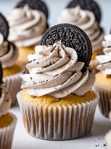 Delicious Oreo Cupcakes with Cookies & Cream Frosting – Easy Homemade Oreo Cupcake Recipe with Vanilla Cake and Crunchy Oreo Topping.